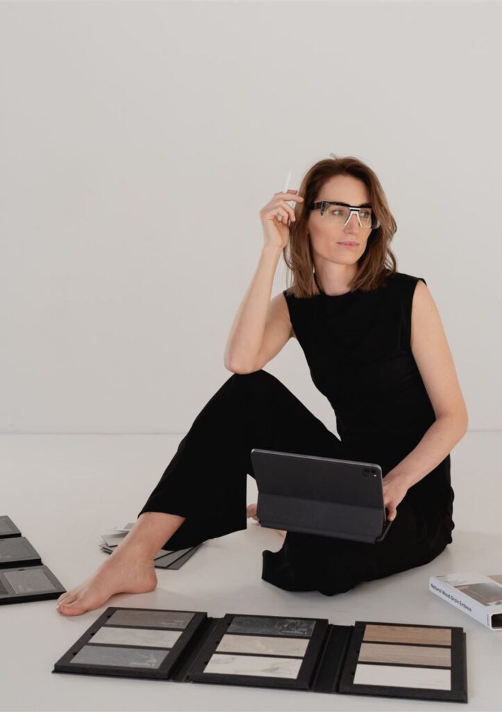 Architektka wnętrz pracująca nad projektem wykonawczym z dokumentacją techniczną